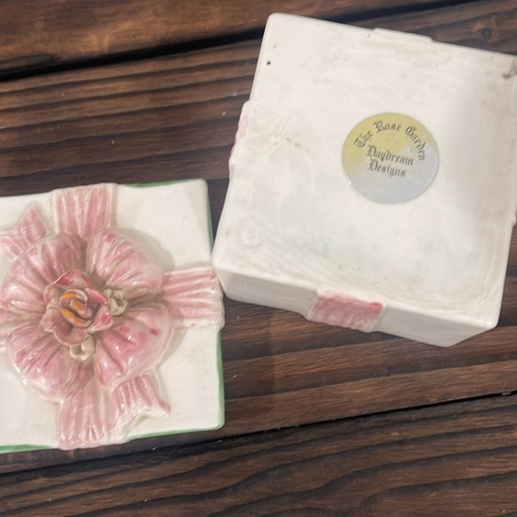 Vintage Ceramic Gift Box Trinket Box with Pink and Green Ribbon - Picture 5 of 5